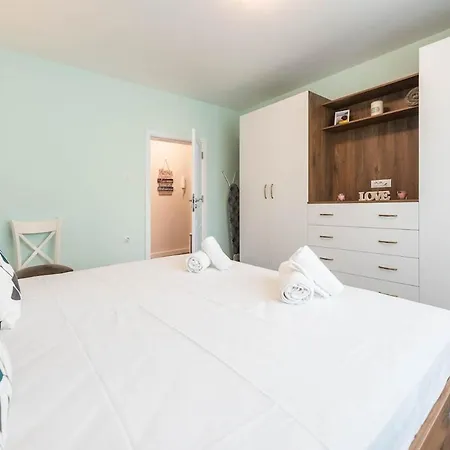 Peaceful Pastel Retreat In Апартамент